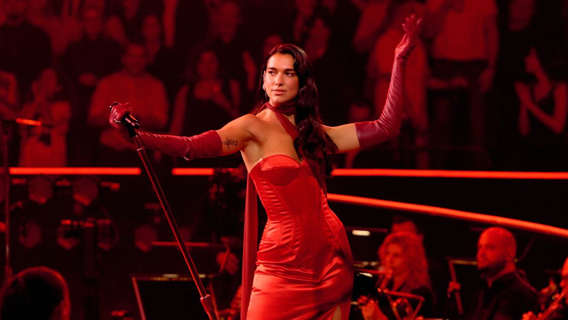 Dua Lipa анонсира новия концертен албум „Dua Lipa Live From The Royal Albert Hall“