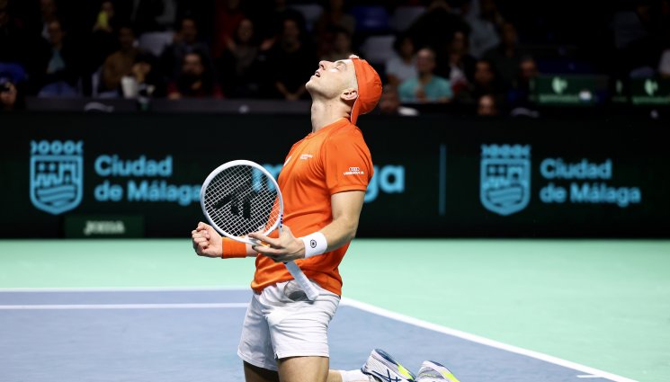 Нидерландия - Нидерландия стигна до първи финал за Купа