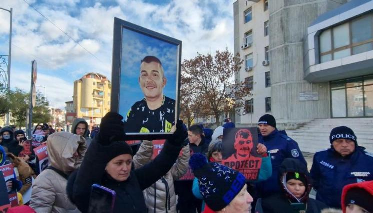 рй - Памперси летят към ченгетата на протест!