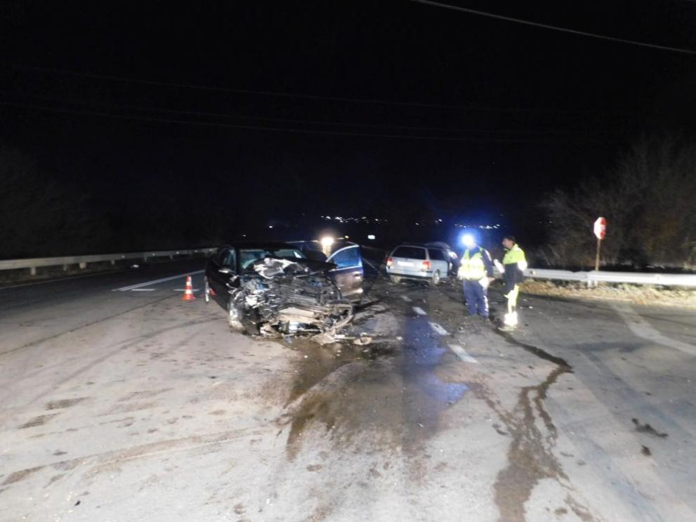 Тежка челна катастрофа е станала между два автомобила с трима