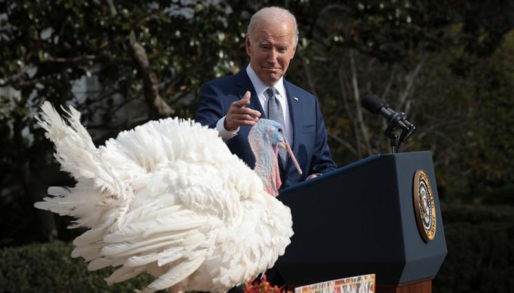 байдън пуйки - ТРАДИЦИЯТА ПРОДЪЛЖАВА: Байдън помилва Пийч и Блосъм (ВИДЕО)