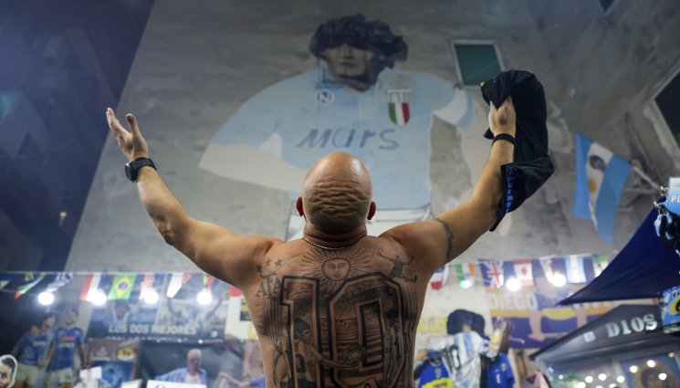 Наполи фенове - Наполи отдаде почит на Марадона