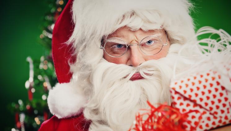 дядо коледа - Дядо Коледа удря дете с прът през лицето!