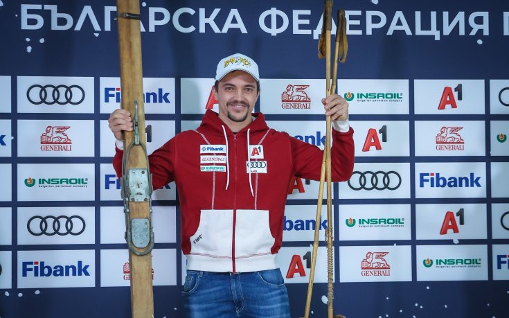 Алберт Попов и Александра Жекова с дарения за „Музея на спорта“ по случай 100 години БФ Ски