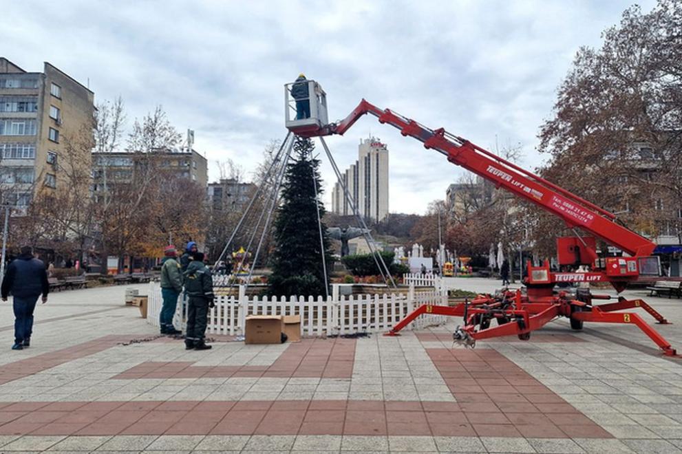 С нови елементи в украсата посреща коледните и новогодишни празници