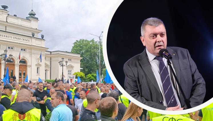 Илия Кузманов - Илия Кузманов пред 