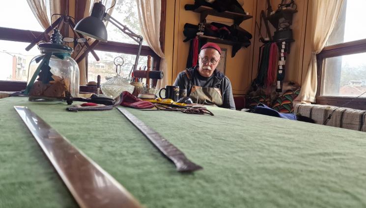 Иван Тонев - ЗЛАТНО ВРЕМЕ: Иван Тонев-Гърбача шие с железен аршин