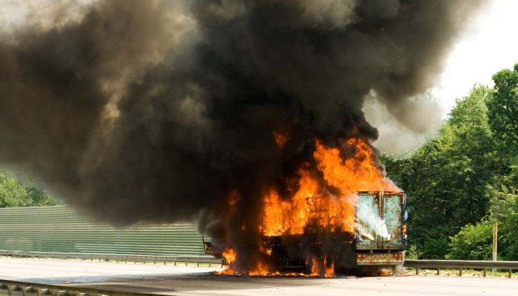 камион - ВНИМАНИЕ: Горящ камион блокира