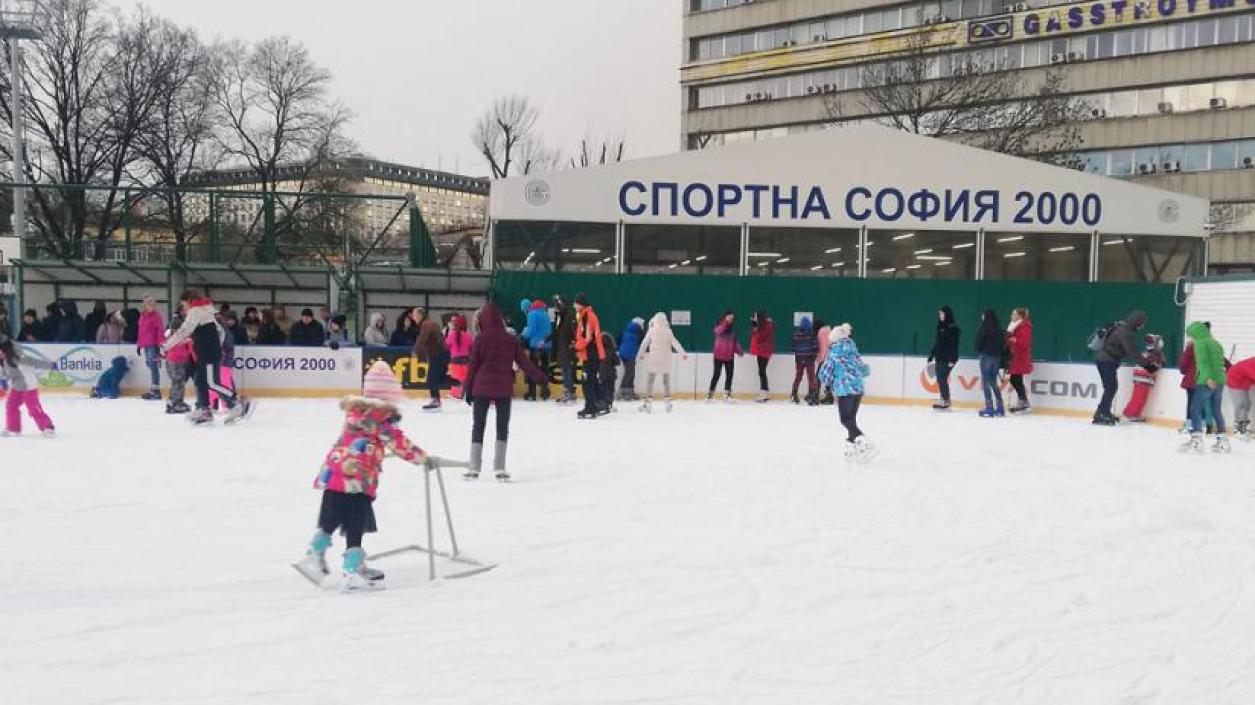 Общинската ледена пързалка в София отваря врати за зимни приключения