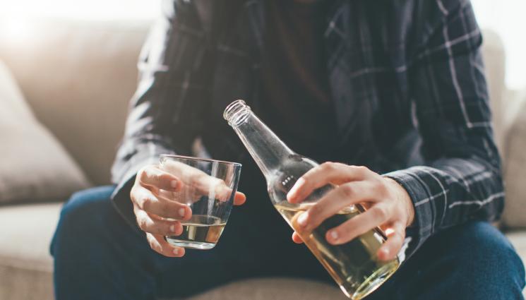 алкохолик - ЩЕ СЕ ПОЗНАЕТЕ ЛИ? 6 признака, че се превръщате в алкохолик!