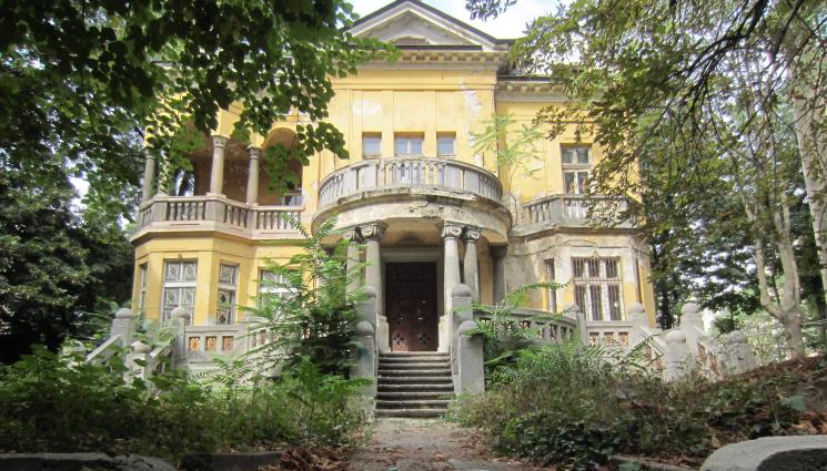 къща с ягодите - СЛЕД СДЕЛКА С ВАЛЕНТИН ЗЛАТЕВ: IT-та се настаняват в Къщата с ягодите!