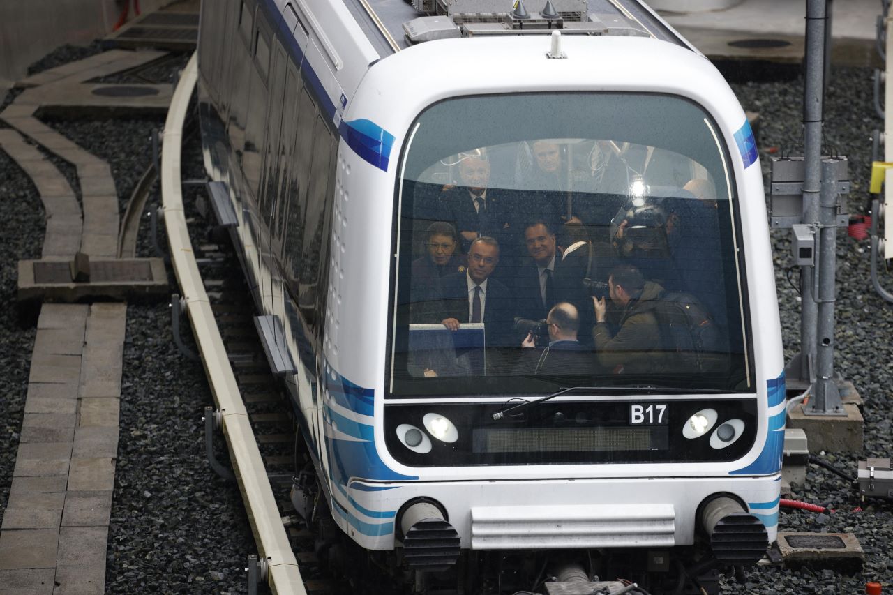 Разследват смъртта на мъж, заклещен във вратите на метрото в Ню Йорк