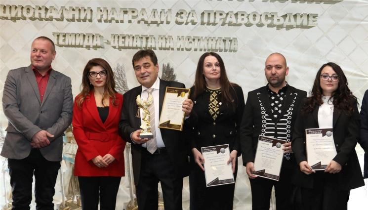 деси атанасова - Десислава Атанасова с картина от благотворителен търг