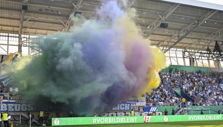 четвърта дивизия Германия бой - Аматьорско дерби завърши със 79 ранени след масов бой на трибуните