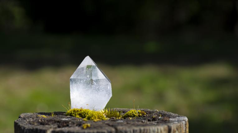  Повече фамилиарност и пристрастеност? Тези кристали са за вас! 