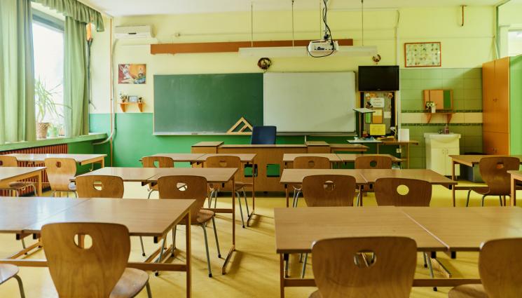 празна класна стая - НОВИ МЕРКИ! Бъдещи класни влизат при децата още в 4 клас