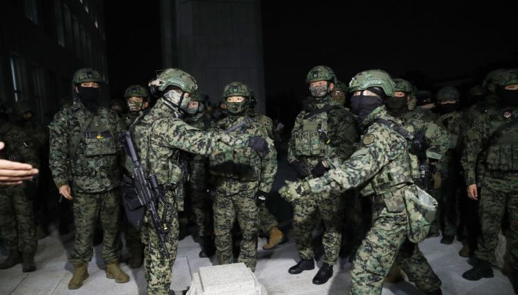 д - КАКВО СЕ СЛУЧВА В СЕУЛ: Военни щурмуват парламента на Южна Корея! (СНИМКИ+ВИДЕО)
