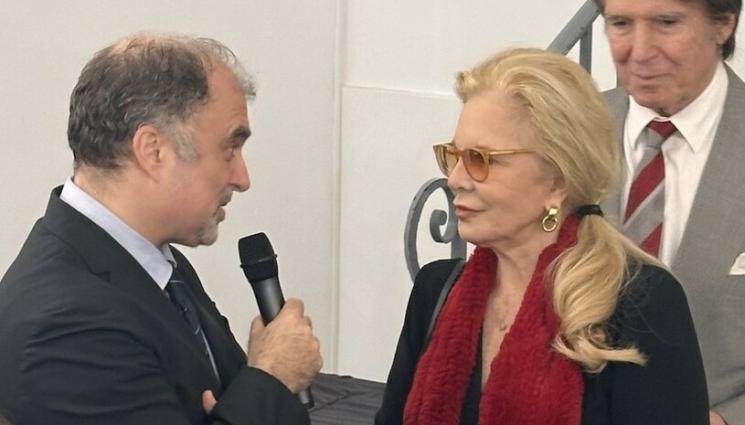 Силви Вартан - ПРИЗНАНИЕ: Културният министър окичи Силви Вартан със „Златен век“ – огърлие