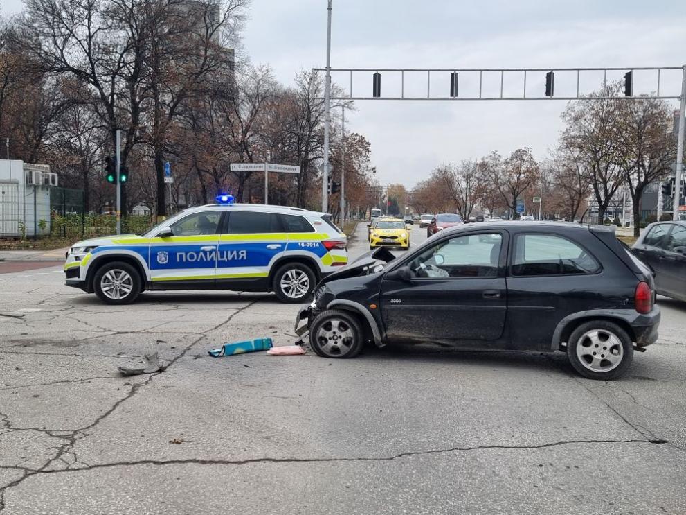 Катастрофа затруднява движението по един от основните булеварди в пловдивския квартал