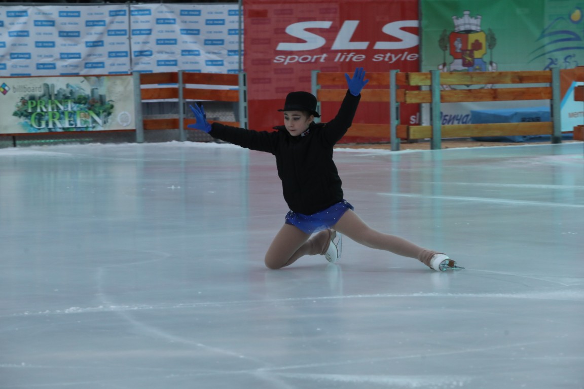 Най-голямата ледена пързалка на Балканите "Айс парк" (Ice Park) беше открита днес в София. Леденият парк заема обща площ от 11 000 кв.м с ледено поле 4000 кв.м с три големи пързалки.