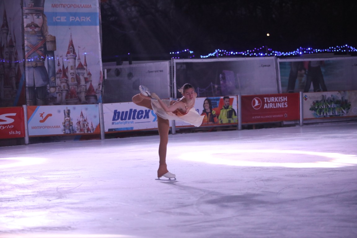 Най-голямата ледена пързалка на Балканите "Айс парк" (Ice Park) беше открита днес в София. Леденият парк заема обща площ от 11 000 кв.м с ледено поле 4000 кв.м с три големи пързалки.