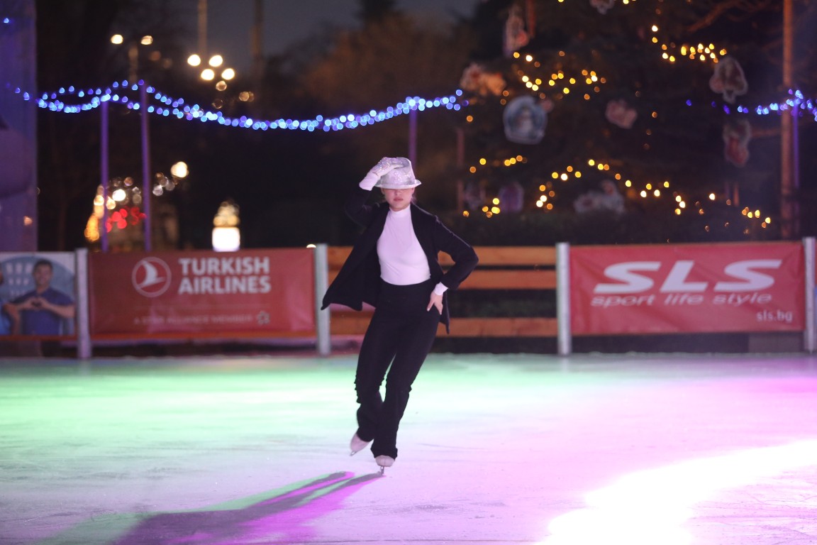 Най-голямата ледена пързалка на Балканите "Айс парк" (Ice Park) беше открита днес в София. Леденият парк заема обща площ от 11 000 кв.м с ледено поле 4000 кв.м с три големи пързалки.