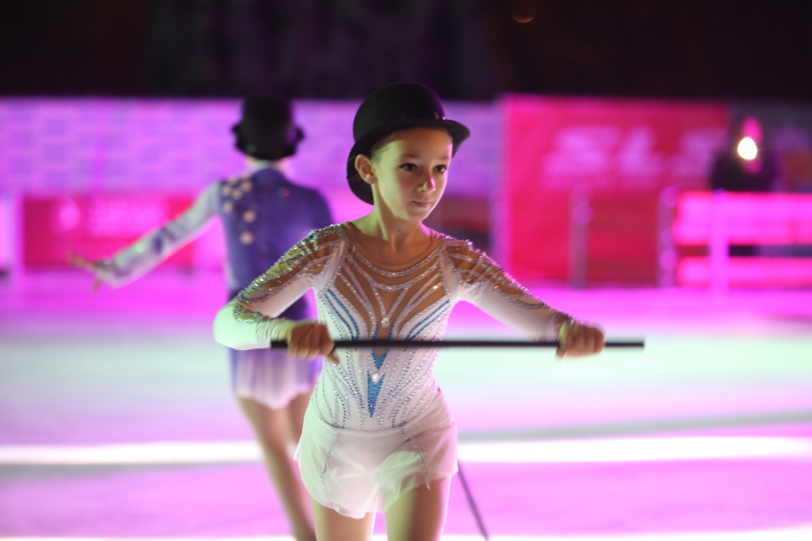 Най-голямата ледена пързалка на Балканите "Айс парк" (Ice Park) беше открита днес в София. Леденият парк заема обща площ от 11 000 кв.м с ледено поле 4000 кв.м с три големи пързалки.