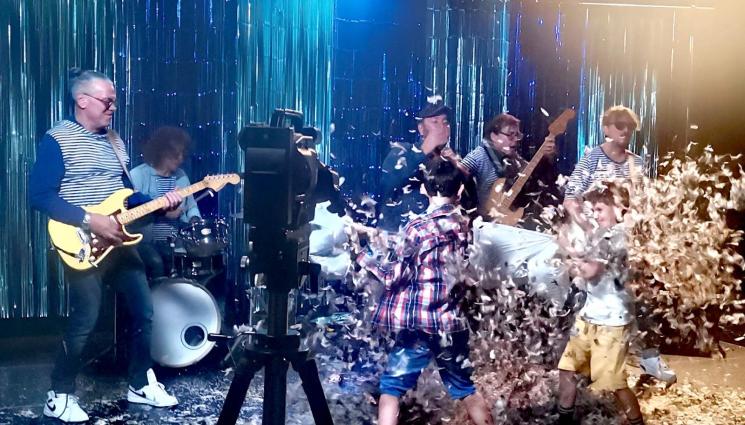 стефан вълдобрев и обичайните заподозрени - ГОТОВИ ЗА ПАКОСТИ: Малчугани побъркаха Стефан Вълдобрев и „Обичайните заподозрени“ (ВИДЕО)