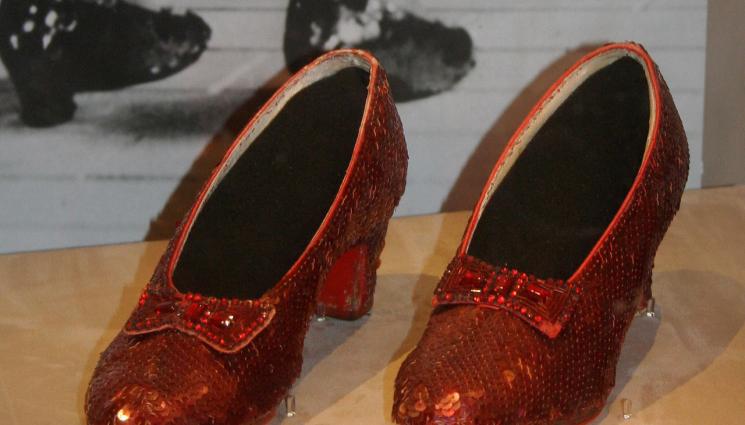 обувки дороти - ЗЛАТНО ВРЕМЕ: Продават чепиците на Дороти, разхожда ги в „Магьосникът от Оз”