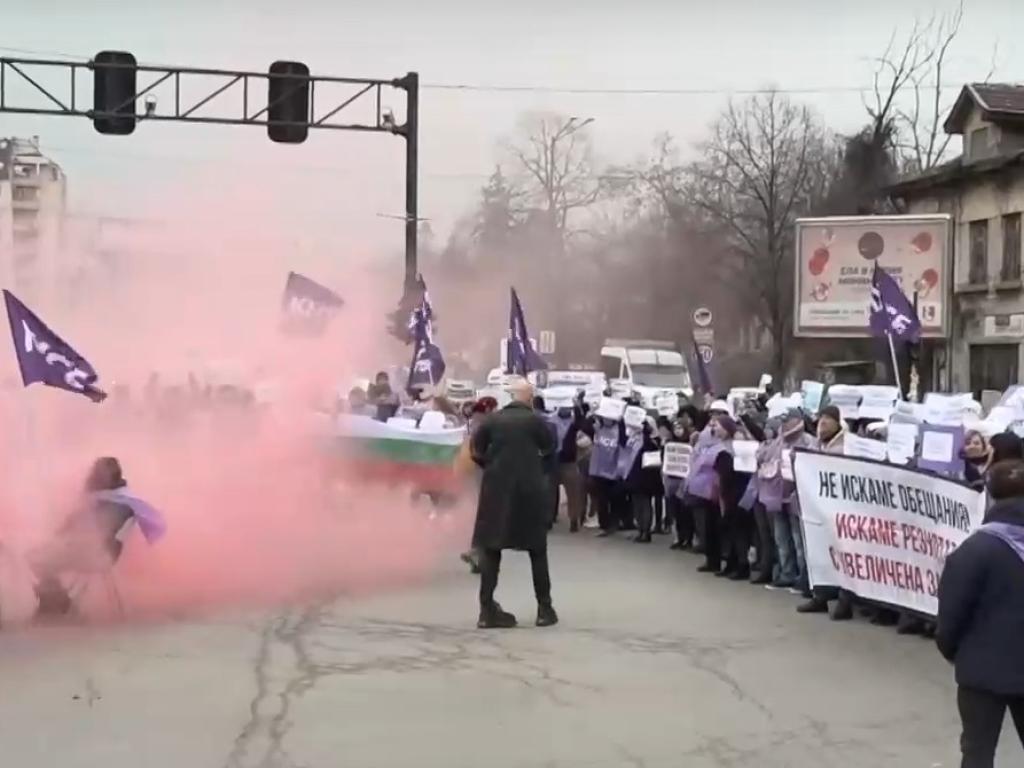 Липсата на увеличение на заплатите изкара на улицата служители от