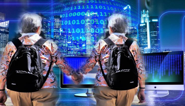 баби с раници - БЕСНИ, СТРАШНИ ПЕНСИИ: Баби измамнички отмъкнали от жертвите си 5 млн. чрез онлайн далавери!