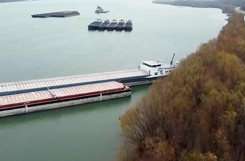 Моряци бедстват на кораб близо до пристанището в Русе. Плавателният