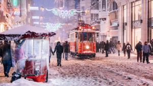 Най големият турски град Истанбул е в плен на силен