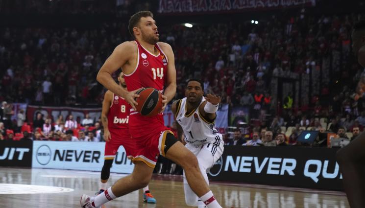 Везенков Олимпиакос - Сензацията Париж изгърби Олимпиакос на Везенков насред Пирея в Евролигата