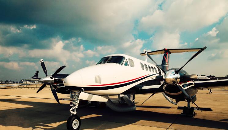 малък самолет - ЧУДО: Петима оцеляха след като самолета им изчезна от радарите!