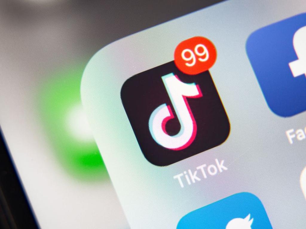 Опасно предизвикателство Супермен се разпространява в TikTok предупреждават властите в няколко