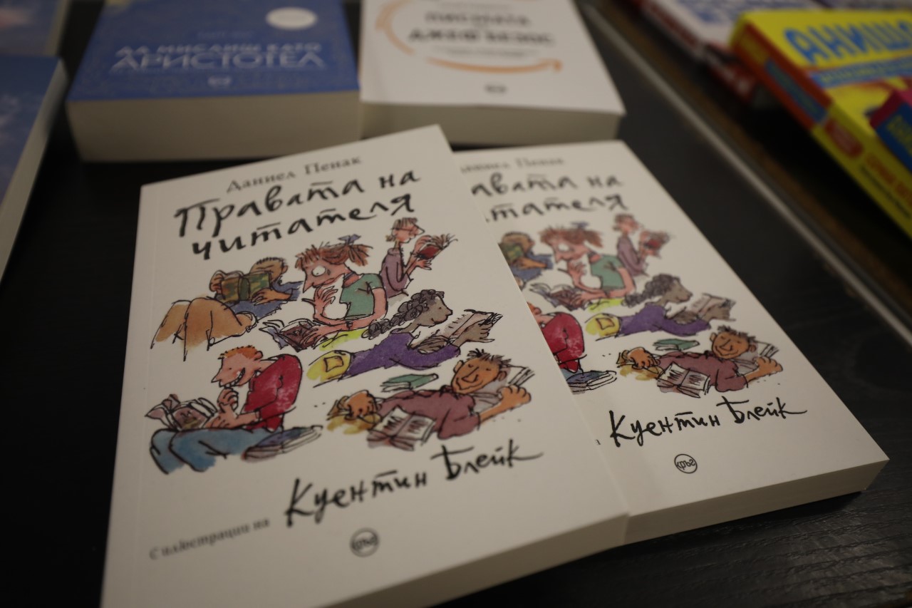 <p>Панаирът на книгата започва днес в НДК и ще продължи до неделя - 15 декември. Над 160 издателства с повече от 100 000 заглавия ще участват в 51-вото издание, уточниха организаторите от Асоциация &quot;Българска книга&quot;. Мотото тази година е &quot;Създаваме истории. Създаваме история&quot;</p>