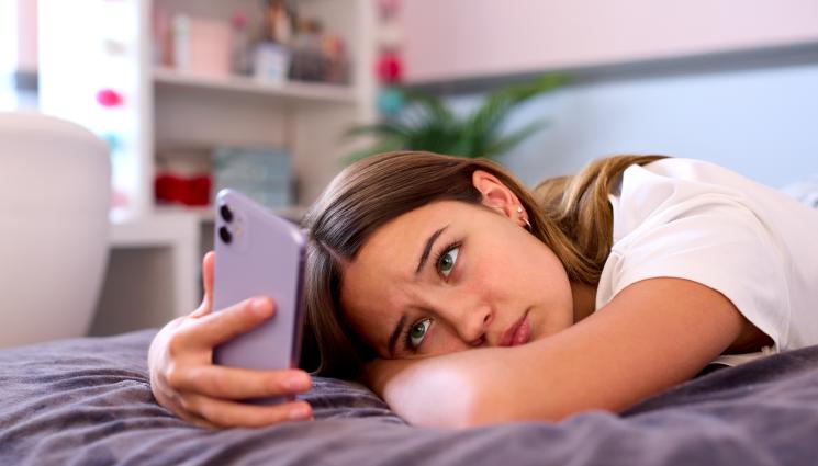 дете с телефон - Децата под 15 години остават без социални медии, планира Гърция