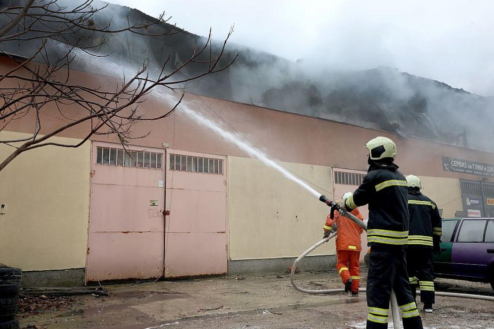 Голям пожар избухна в автосервиз в района на бул. Цар