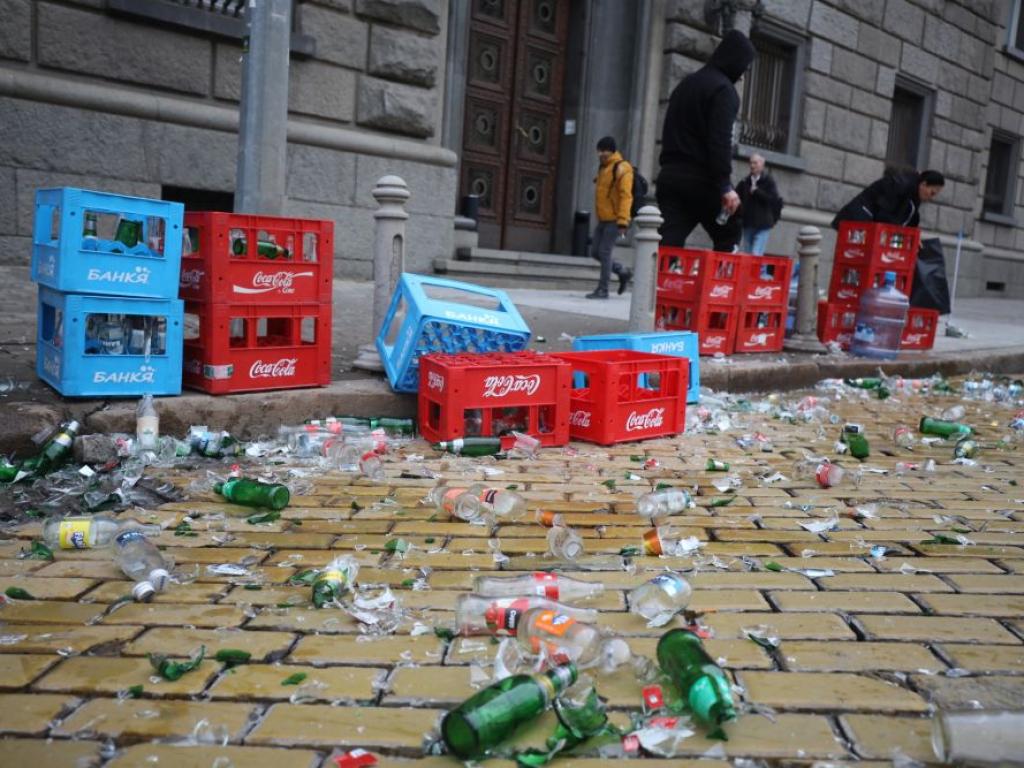 Товарен бус с пернишка регистрация при взимането на остър завой