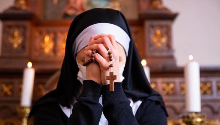 монахиня - Закопчаха монахиня, помагала на наркомафията!