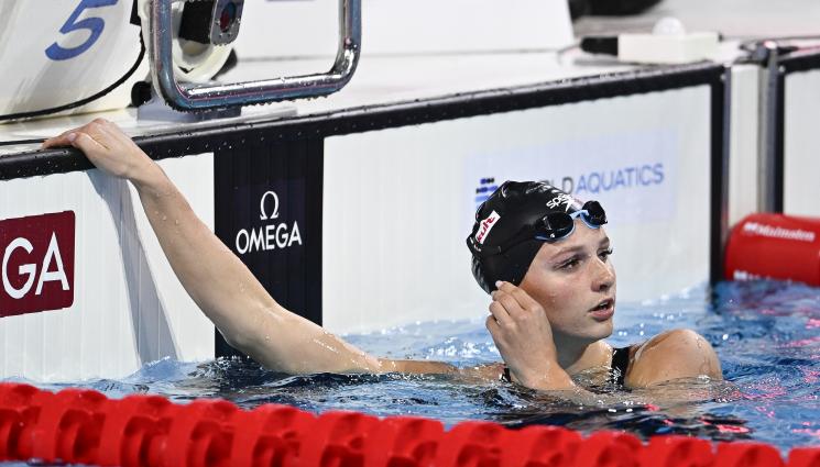 плуване - Трикратната олимпийска шампионка по плуване Съмър Макинтош беше избрана за спортист номер 1 на Канада за 2024 година