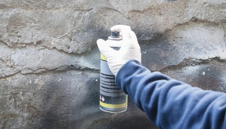 графити - Ярив Лернер алармира: Надраскаха декорите на Киноцентъра