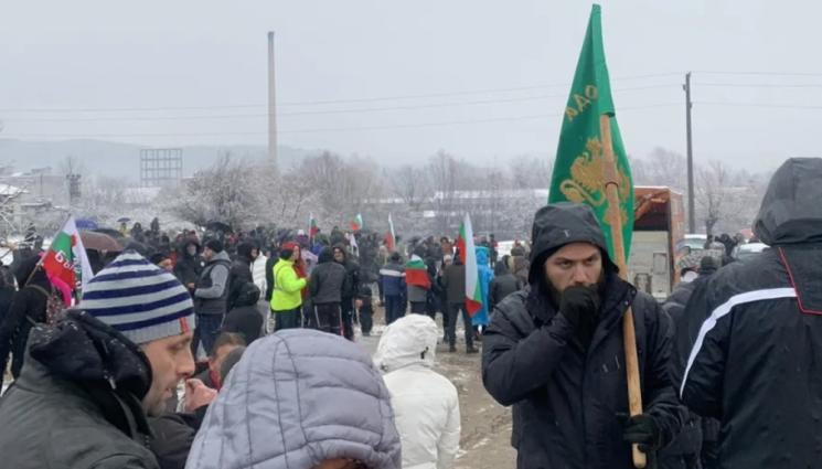 чумата - НЕДОВОЛСТВО: Животновъди се събраха под прозорците на властта!