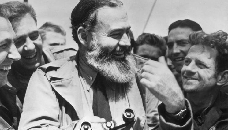 златно време - РОДИ МЕ, МАМО, С КЪСМЕТ: Хемингуей оцелява в две самолетни катастрофи за едно денонощие! (СНИМКИ)