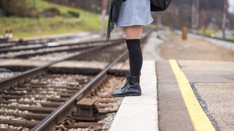 жена релси влак