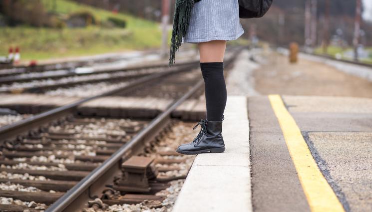 жена релси влак - САМОУБИЙСТВО ИЛИ ЗЛОПОЛУКА: Влак прегази жена на жп прелез! (СНИМКИ)