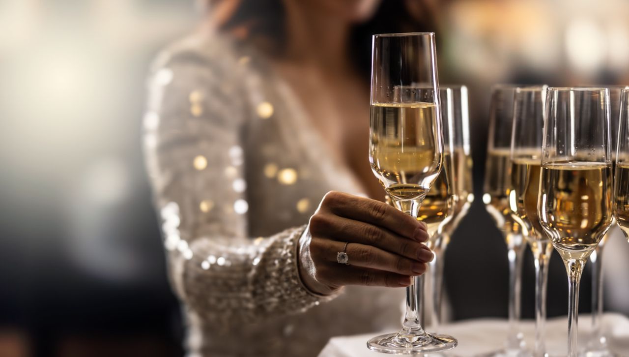 <p><iframe frameborder="0" height="532" scrolling="no" src="https://assets.pinterest.com/ext/embed.html?id=2040762328849453" width="345"></iframe></p>

<p><strong>Сервирайте стриди и шампанско (Франция)</strong></p>

<p>Традиционна част от френските новогодишни празненства е Le R&eacute;veillon de la Saint-Sylvestre (или Le R&eacute;veillon du Nouvel An) &ndash; пищно пиршество, което често включва стриди, гъши дроб и, разбира се, шампанско. Обичаят е свързан с Афродита, богинята на любовта и красотата, която според мита се е появила от океана върху красива стридена черупка</p>

<p>&nbsp;</p>