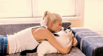 котка и стопанка