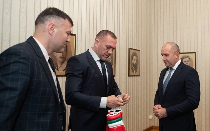 Румен Радев се срещна с Кубрат Пулев и екипа му, президентът получи специален подарък (снимки)